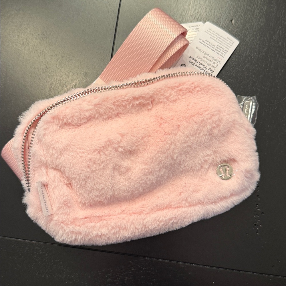 Lululemonβ Everywhere Belt Bag Strawberry Milkshake Plush Fleece 1L NEW pink - Picture 2 of 5